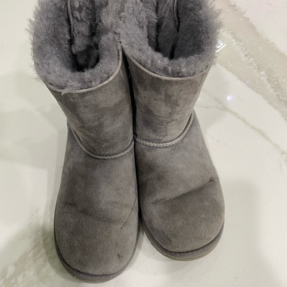 UGG Bailey bow short gray boots Size 3 - Picture 4 of 7